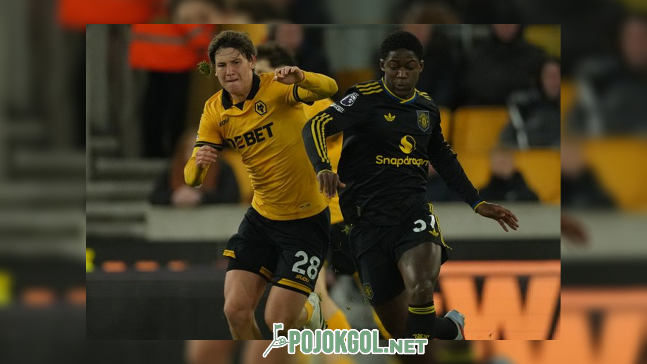 Momen Kobbie Mainoo beraksi di tengah laga antara Wolverhampton vs Manchester United.