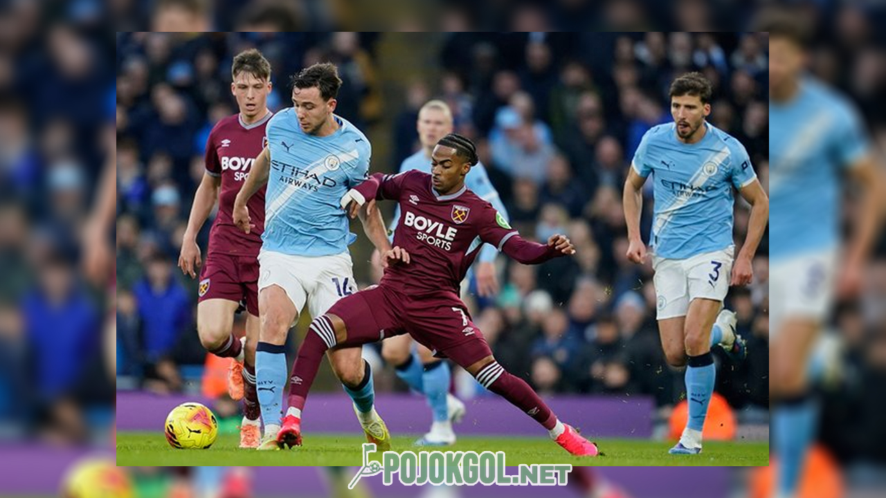Momen Nico Gonzalez dijatuhkan lewat tekel oleh Crysencio Summerville dalam pertandingan Manchester City vs West Ham di Etihad Stadium, 20 Desember 2025.