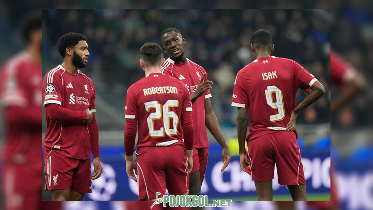 Momen bek Liverpool, Ibrahima Konate, lagi ngobrol bareng rekan setimnya pas tanding lawan Inter Milan di Liga Champions musim 2025-2026.