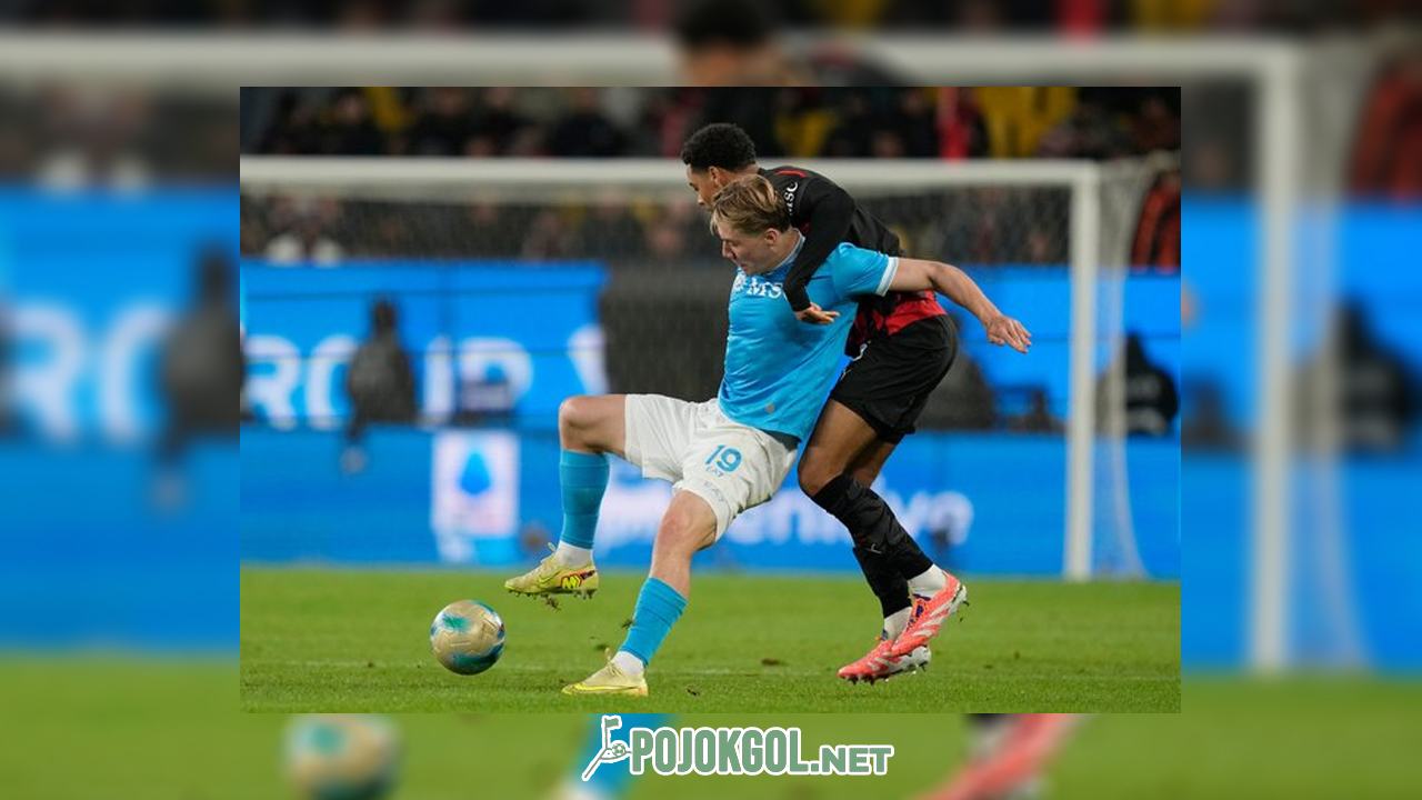 Momen duel antara Rasmus Hojlund dan Koni De Winter dalam pertandingan Napoli lawan AC Milan pada Jumat (19-12-2025).