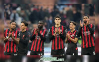 Para pemain AC Milan bertepuk tangan ke arah Milanisti setelah pertandingan melawan Sassuolo selesai pada hari Minggu (14-12-2025).