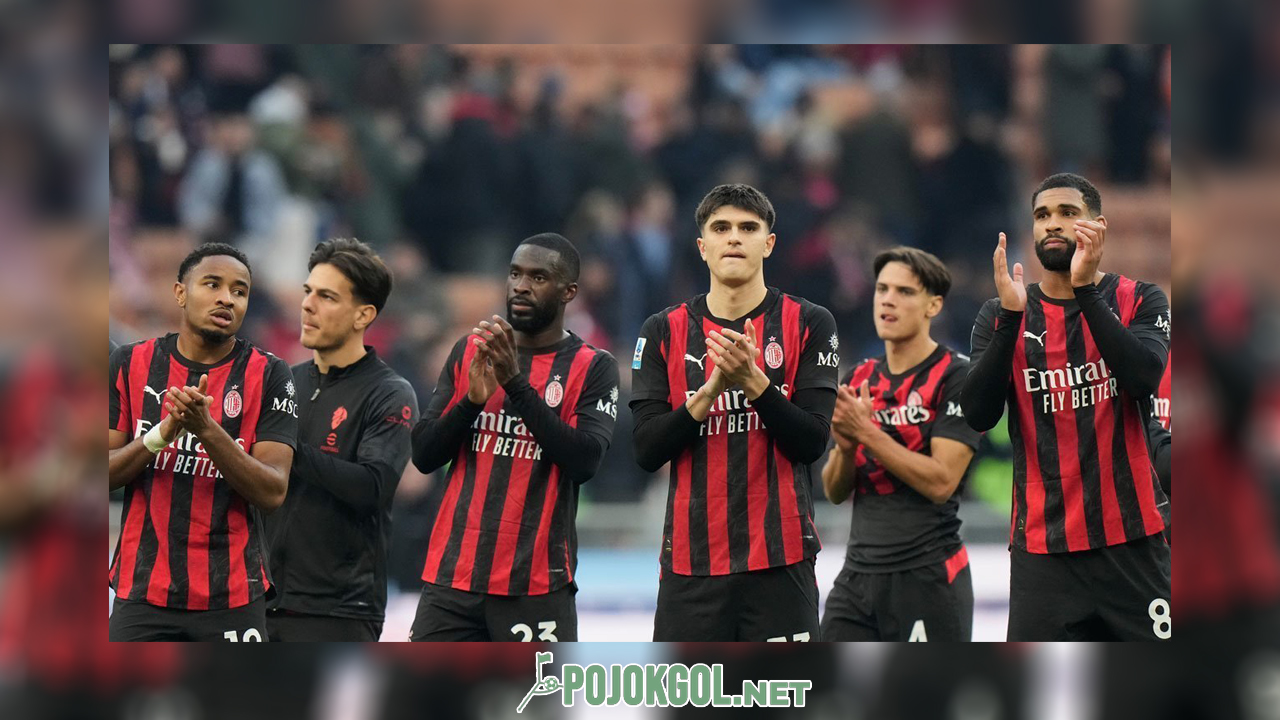 Para pemain AC Milan bertepuk tangan ke arah Milanisti setelah pertandingan melawan Sassuolo selesai pada hari Minggu (14-12-2025).