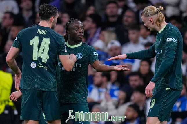 Para pemain Manchester City terlihat sedang bersukacita merayakan gol mereka di laga Liga Champions melawan Real Madrid pada hari Kamis, (11/12/2025).