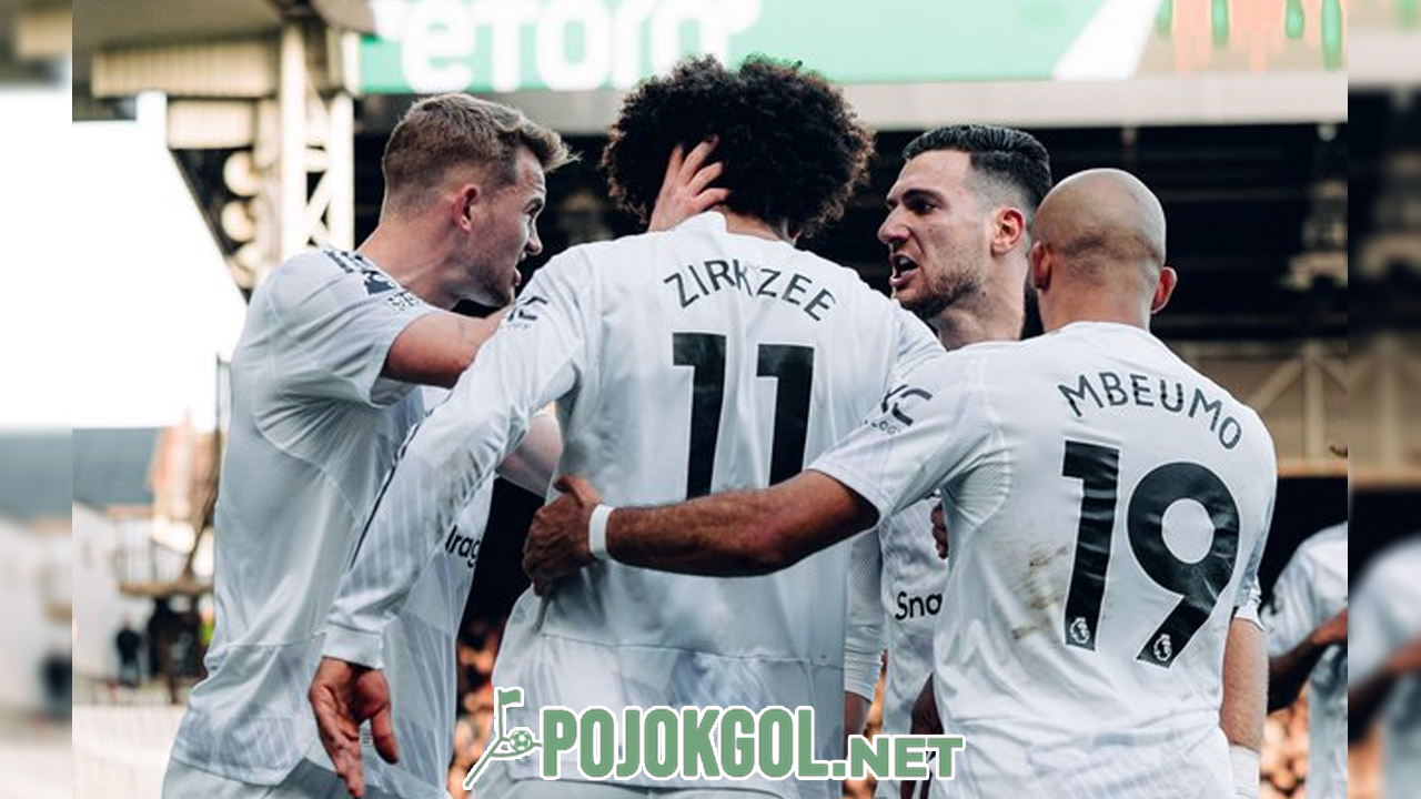 Para pemain Manchester United berkumpul merayakan gol yang dicetak oleh Joshua Zirkzee ke gawang Crystal Palace.