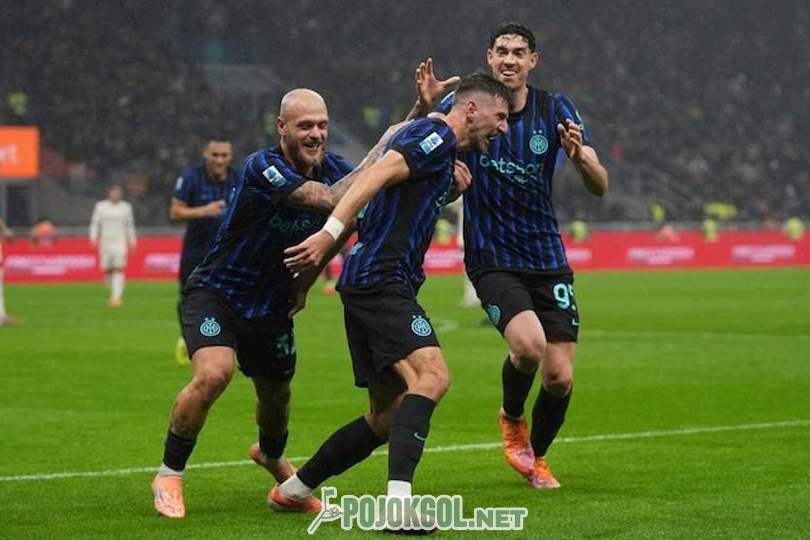 Pemain Inter Milan, Petar Sucic, merayakan golnya di pertandingan Serie A melawan Fiorentina bersama dua rekan setimnya, Alessandro Bastoni dan Federico Dimarco.