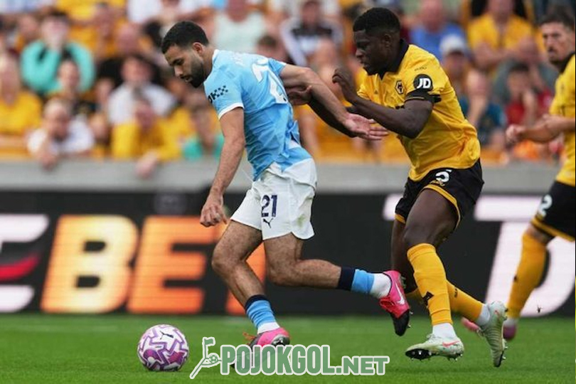 Pemain Wolverhampton Marshall Munetsi berebut bola dengan pemain Manchester City Rayan Ait-Nouri dalam laga Premier League, Sabtu, 16 Agustus 2025