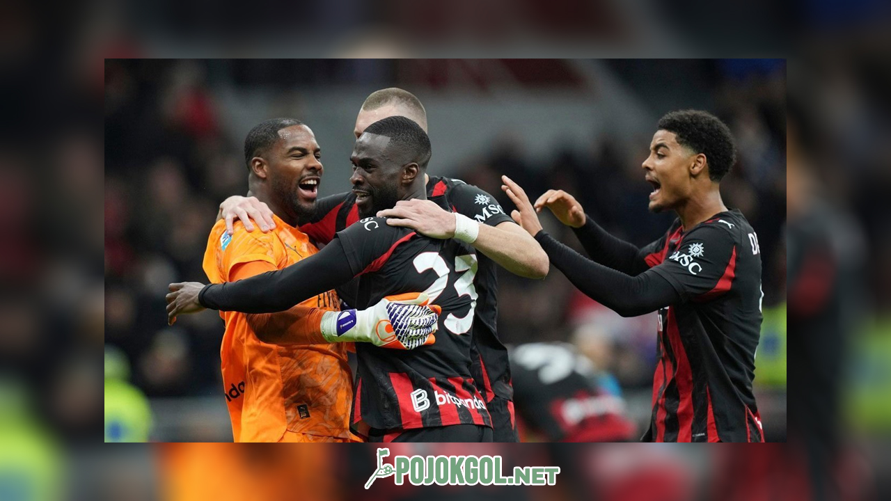 Penjaga gawang AC Milan, Mike Maignan (kiri), tampak bersukacita bareng rekan-rekannya sehabis mengalahkan AS Roma di San Siro, Italia, pada Senin (3-11-2025)