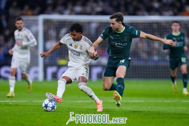 Rodrygo dari Real Madrid (di sisi kiri) sedang berduel memperebutkan bola dengan pemain Manchester City, Nico Gonzalez, dalam laga Liga Champions hari Kamis, (11/12/2025).