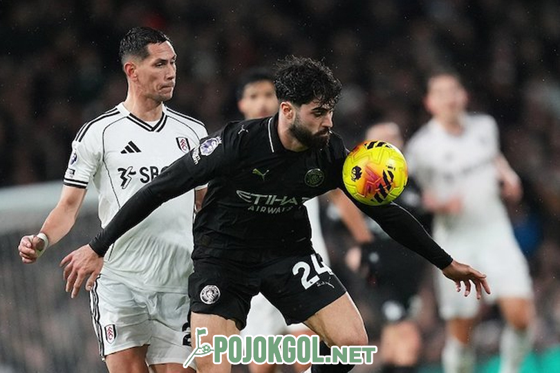 Sasa Lukic terlibat duel memperebutkan bola melawan Josko Gvardiol selama laga Liga Inggris yang mempertemukan Fulham dengan Manchester City di Craven Cottage, 3 Desember 2025.