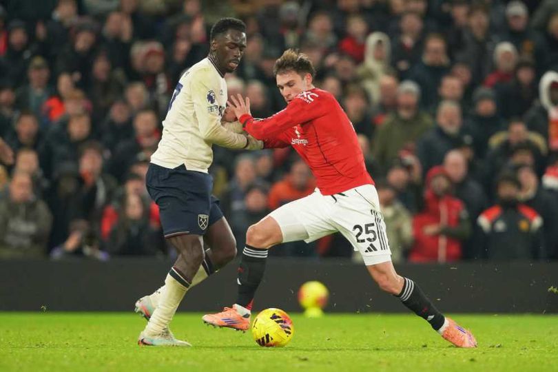 Soungoutou Magassa (West Ham, di kiri) terlihat berduel sengit memperebutkan bola dengan Manuel Ugarte dari Manchester United di laga Premier League yang berlangsung di Old Trafford, pada hari Jumat, 5 Desember 2025.