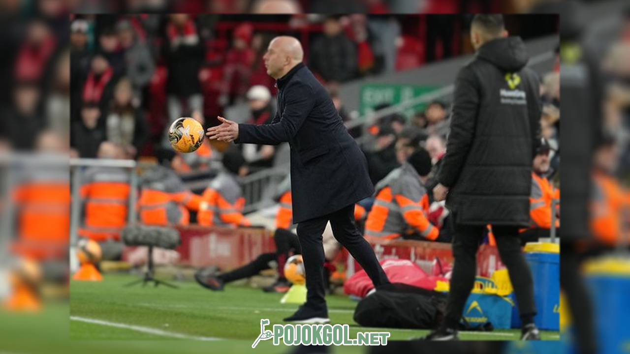 Sosok pelatih Liverpool, Arne Slot, ketika mendampingi timnya menghadapi Barnsley di turnamen Piala FA tanggal 13 Januari 2026.