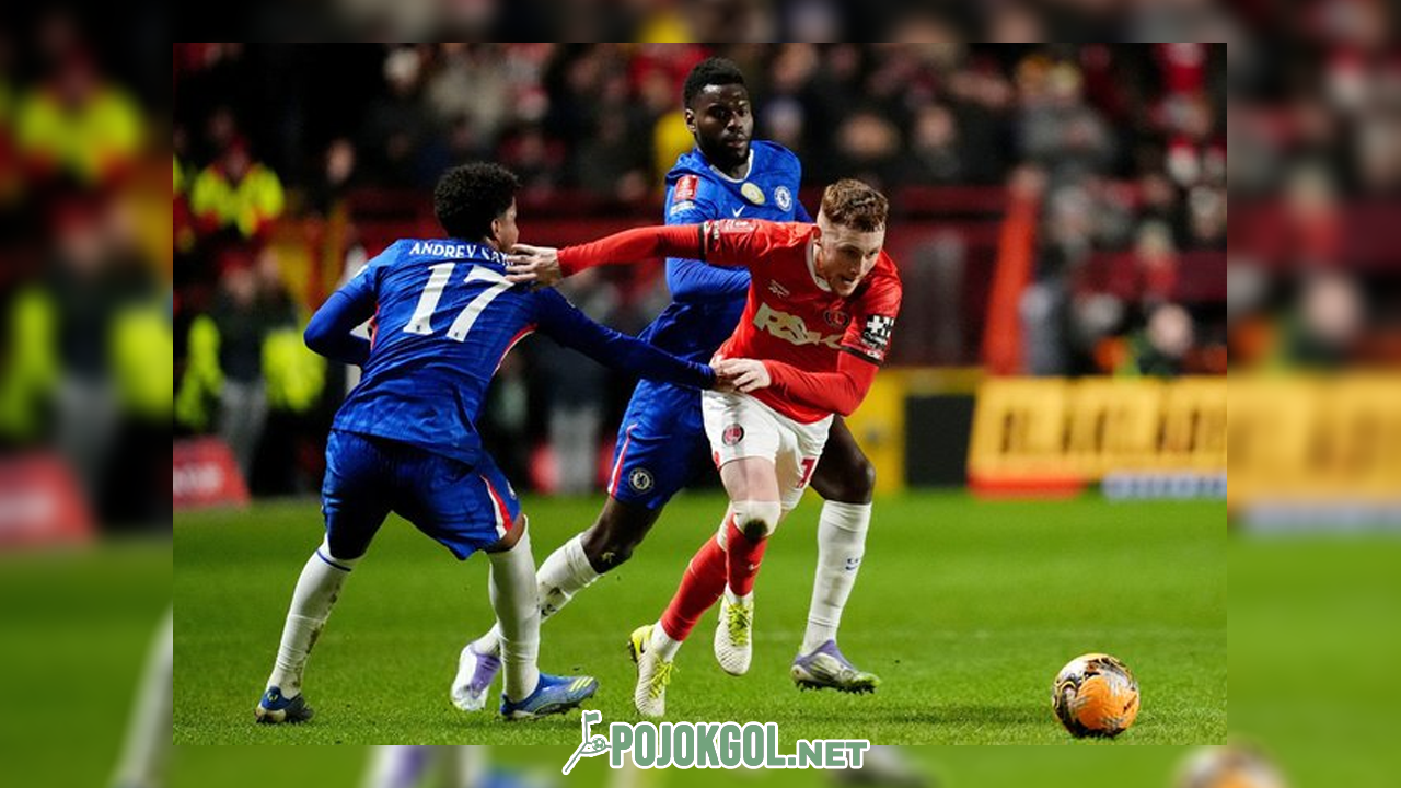 Aksi Sonny Carey dari Charlton dan Andrey Santos dari Chelsea (kiri) saat keduanya bertemu di lapangan dalam laga Piala FA di London, Sabtu, 10 Januari 2026.