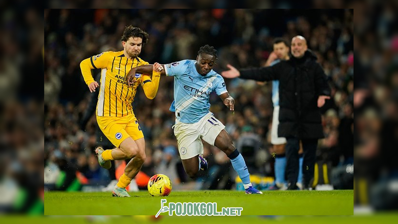 Aksi saling rebut bola antara penggawa Brighton, Ferdi Kadioglu, dengan pemain sayap City, Jeremy Doku, di Premier League, 8 Januari 2026.