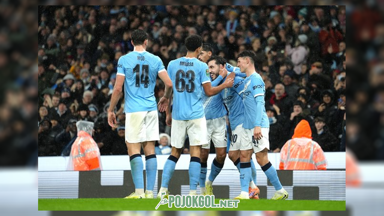 Anak-anak Manchester City merayakan gol yang diciptakan oleh Rayan Cherki dalam duel Carabao Cup kontra Brentford, Kamis (18-12-2025).