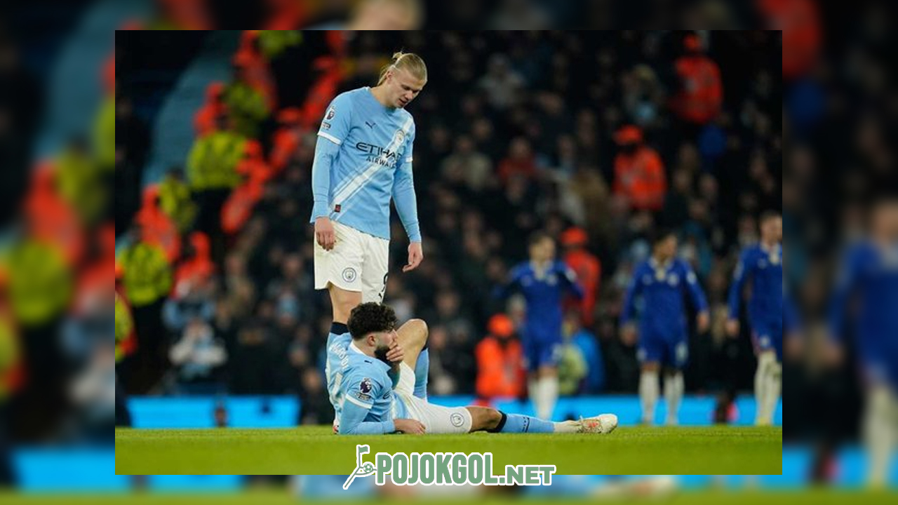 Bek Manchester City, Josko Gvardiol, tampak terduduk lemas di lapangan karena mengalami cedera saat laga melawan Chelsea, Senin (5-1-2026).