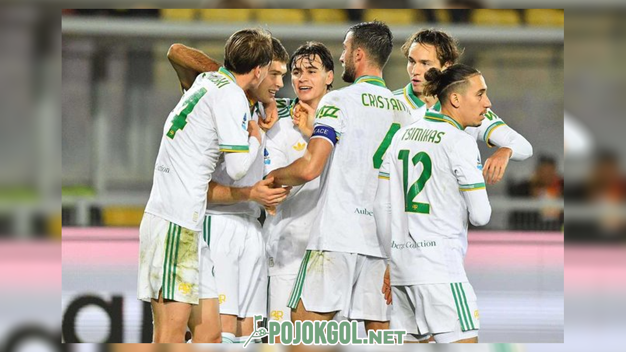 Bintang AS Roma, Evan Ferguson (dua dari kiri), merayakan golnya bareng teman-teman setim saat melawan Lecce di laga Serie A hari Rabu (7-1-2026).