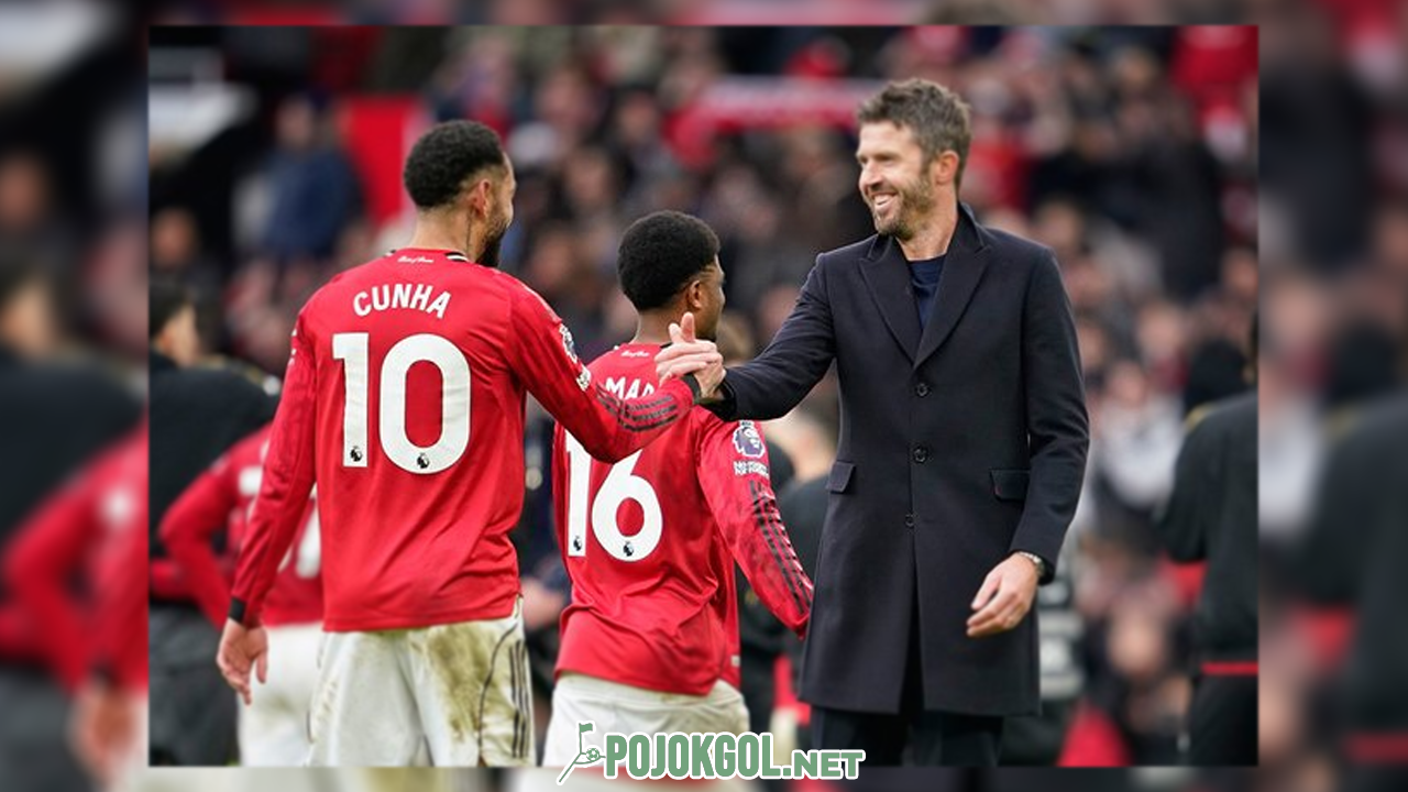 Bos Manchester United, Michael Carrick, menyalami penyerangnya, Matheus Cunha, sesaat setelah pertandingan kontra Manchester City berakhir pada 17 Januari 2026.