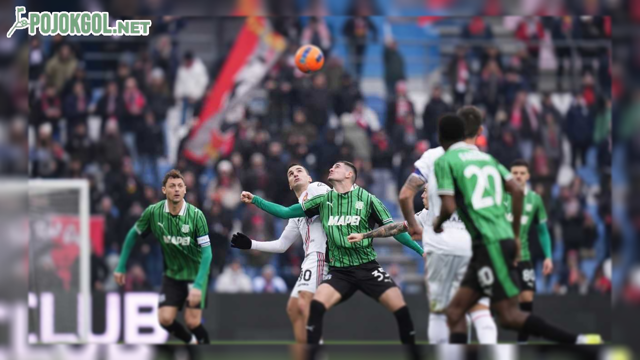 Federico Bonazzoli dari Cremonese (kiri tengah) lagi duel rebutan bola lawan pemain Sassuolo, Luca Lipani, di laga Serie A musim 2025-2026 pada 25 Jan 2026.