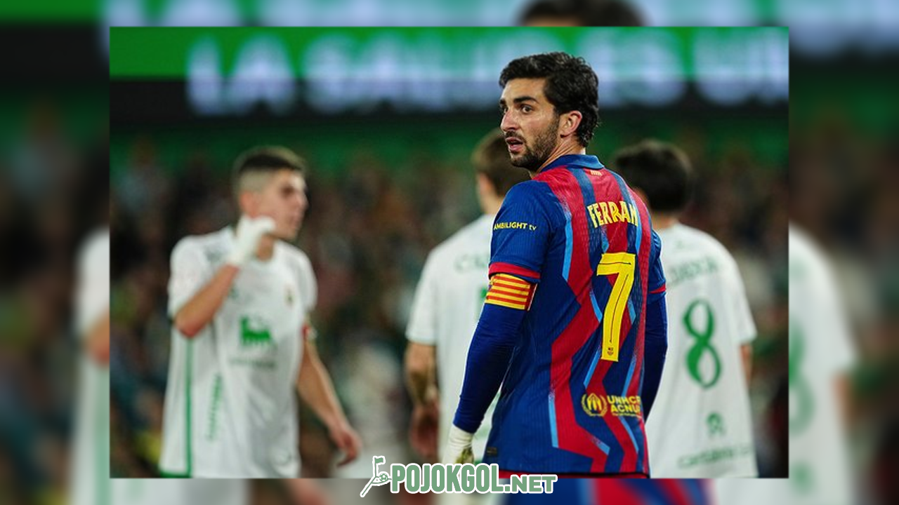 Ferran Torres sempat terlihat bengong atau terdiam sebentar di tengah pertandingan Copa del Rey antara Racing Santander vs Barcelona di El Sardinero, 16 Januari 2026.