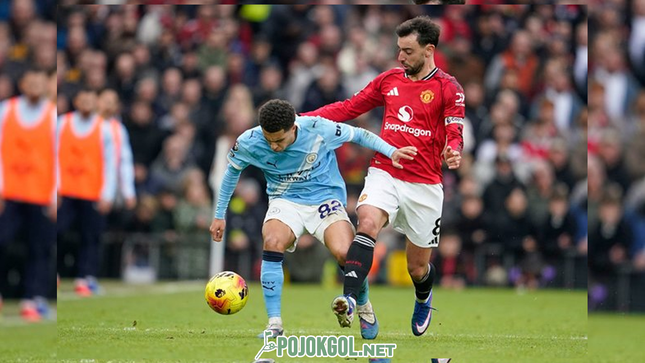 Gaya Bruno Fernandes (sebelah kanan) saat beraksi di tengah laga sengit antara Manchester United melawan Manchester City pada Sabtu (17-01-2026)
