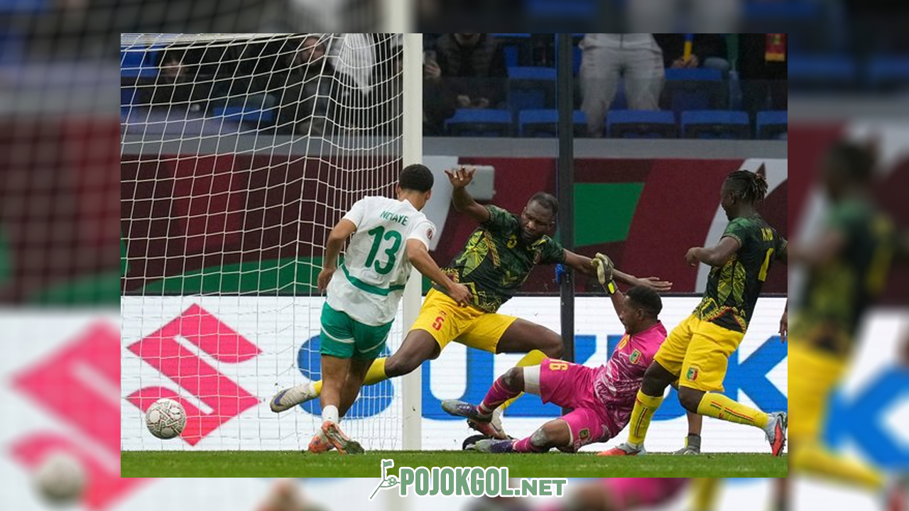 Iliman Ndiaye (sebelah kiri) sukses mencetak gol ke gawang Mali saat berlaga di perempat final Piala Afrika 2025.