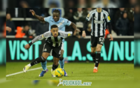 Jacob Ramsey dari Newcastle lagi duel rebutan bola lawan penggawa Man City, Jeremy Doku, pas leg pertama semifinal Piala Liga Inggris 2026.