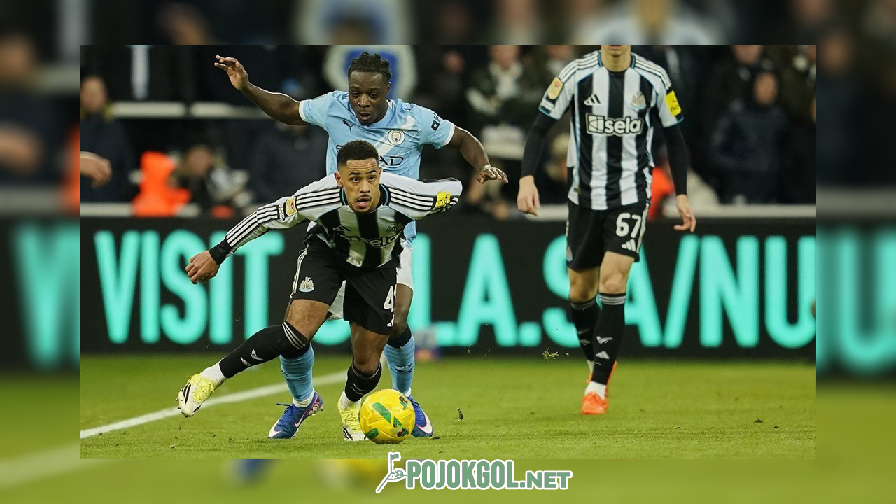 Jacob Ramsey dari Newcastle lagi duel rebutan bola lawan penggawa Man City, Jeremy Doku, pas leg pertama semifinal Piala Liga Inggris 2026.