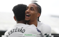 Joao Pedro merayakan golnya ke gawang Crystal Palace bersama Estevao pada 25 Jan 2026.