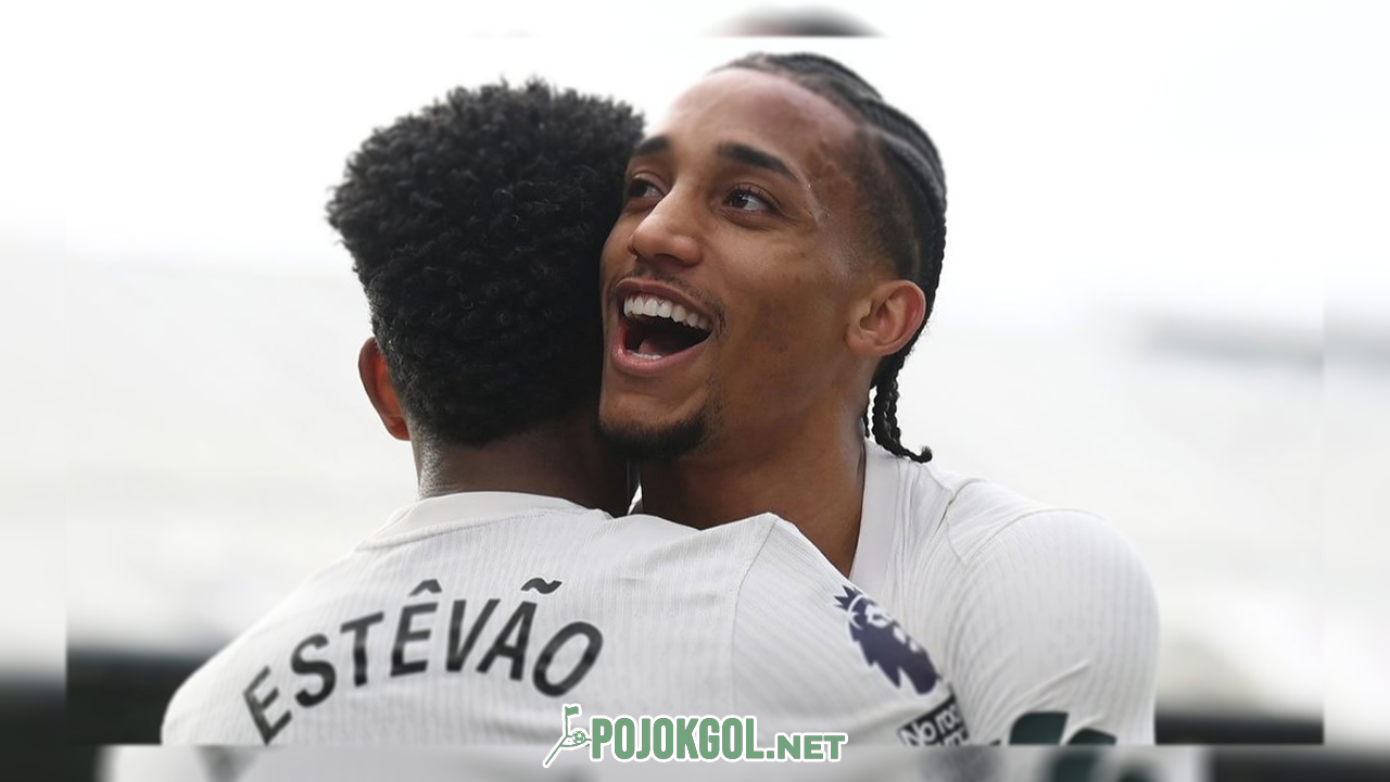 Joao Pedro merayakan golnya ke gawang Crystal Palace bersama Estevao pada 25 Jan 2026.