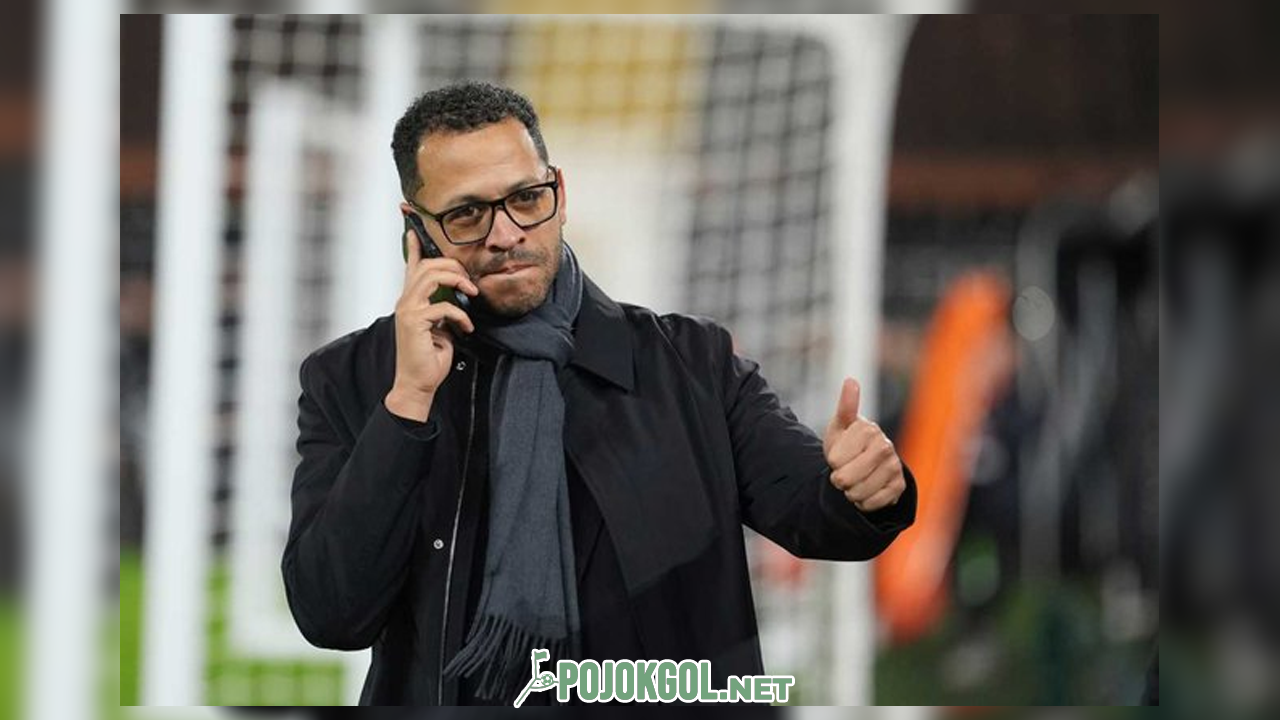 Manajer Chelsea, Liam Rosenior, terlihat memberikan instruksi sesaat sebelum dimulainya laga Premier League melawan Fulham di Craven Cottage, Kamis (8-1-2026).