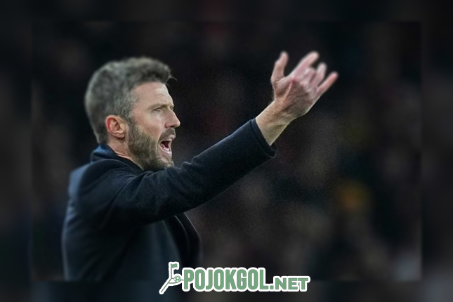 Manajer MU, Michael Carrick, tampak memberikan arahan dari teknikal area dalam pertandingan Premier League melawan Arsenal, Minggu, 25-01-2026.