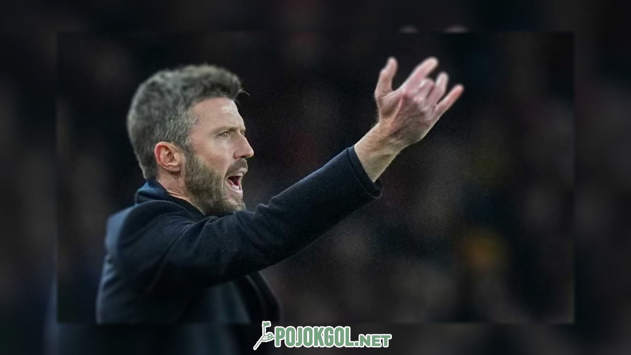 Michael Carrick, bos Manchester United, terlihat sibuk kasih instruksi dari pinggir lapangan waktu timnya menjamu Arsenal di Premier League, Minggu (25-1-2026).