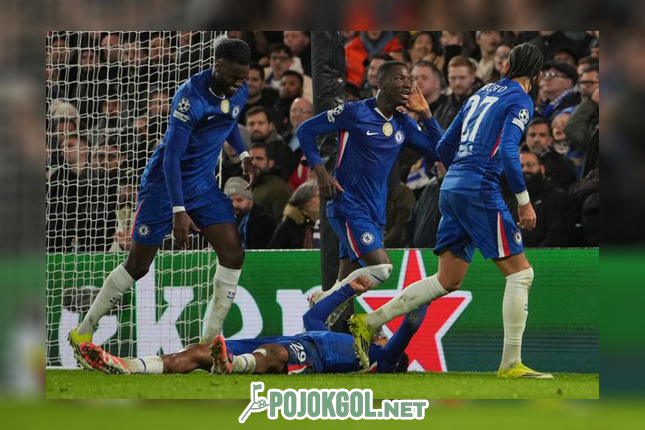 Moises Caicedo dari Chelsea ngerayain golnya bareng rekan setim pas duel Liga Champions lawan Pafos, Kamis (22-1-2026).