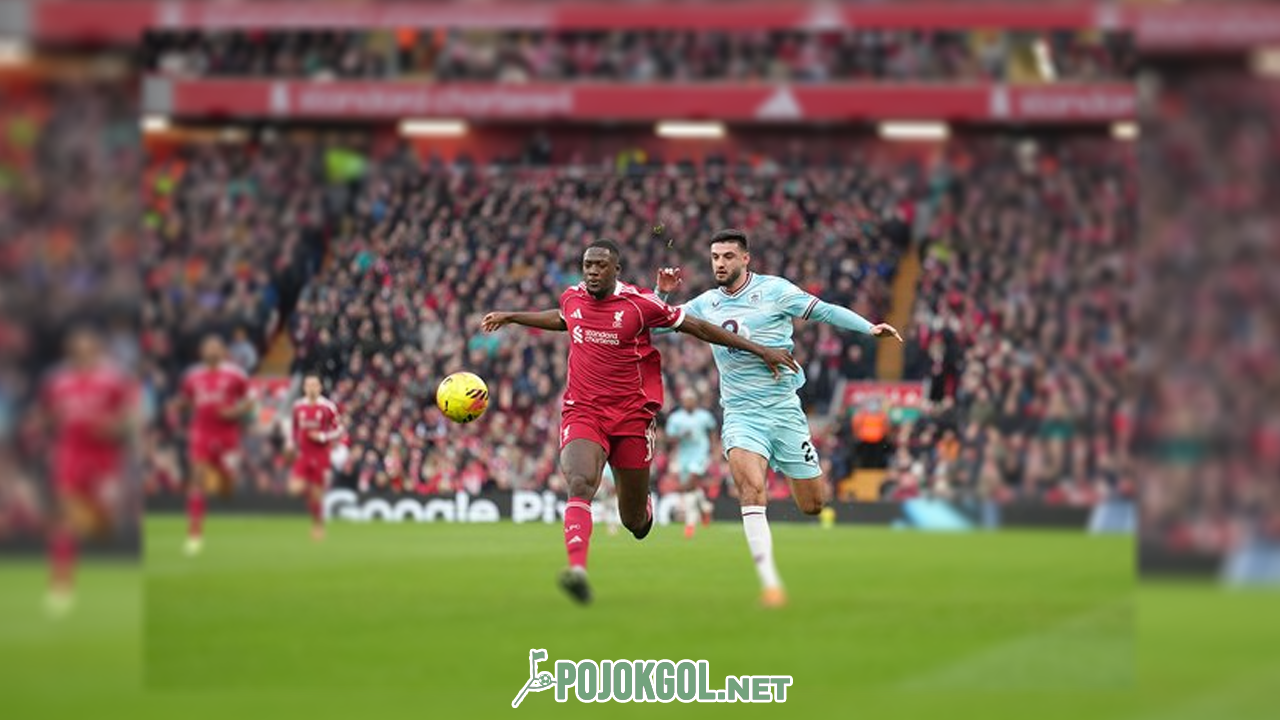 Momen Ibrahima Konate dan Armando Broja yang sedang duel memperebutkan bola pada laga Liga Inggris antara Liverpool kontra Burnley di Anfield, 17 Januari 2026.
