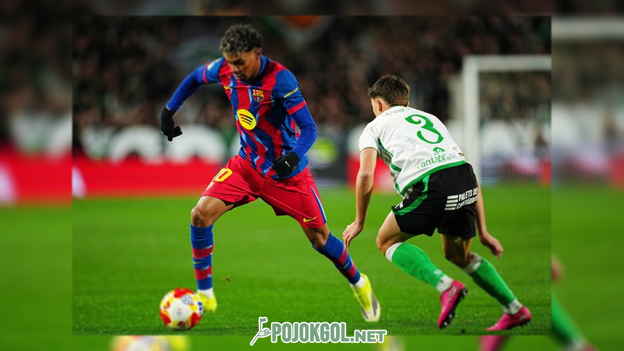 Momen Lamine Yamal saat sedang beradu fisik memperebutkan bola dengan Mario Garcia di babak 16 besar Copa del Rey, Racing Santander vs Barcelona di El Sardinero, 16 Januari 2026.
