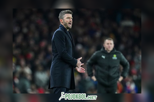 Momen Michael Carrick, pelatih sementara MU, lagi ngasih arahan buat skuadnya pas duel lawan Arsenal tanggal 25 Januari 2026 kemarin.