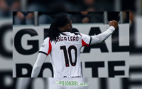 Momen Rafael Leao merayakan golnya waktu AC Milan melawan Cagliari pada Sabtu (3-1-2025).
