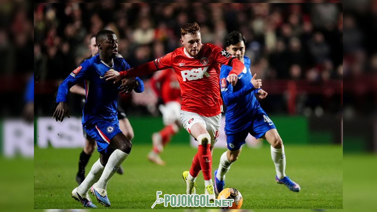 Momen pertandingan antara Charlton vs Chelsea di London (10-1-2026) yang memperlihatkan duel antara Sonny Carey dan Moises Caicedo (kiri).
