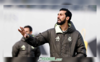 Momen saat Alvaro Arbeloa memegang kendali dalam sesi latihan Real Madrid.