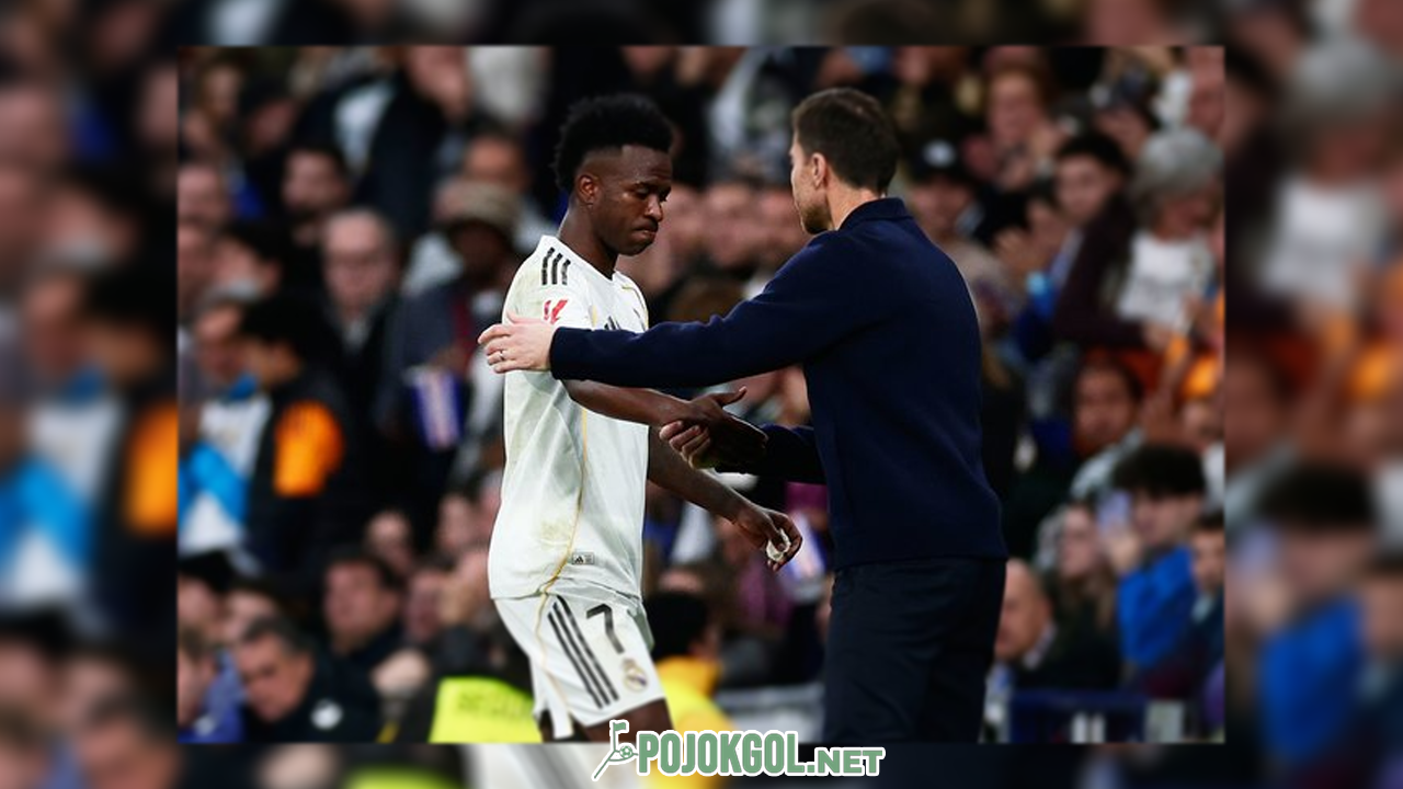 Momen saat bos Real Madrid, Xabi Alonso, sedang bersalaman dengan Vinicius Junior.