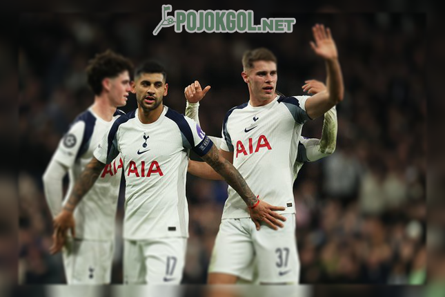 Momen seru saat Micky van de Ven dan Cristian Romero merayakan kemenangan bareng rekan setimnya di Tottenham usai melawan Slavia Praha di Liga Champions, 10 Desember 2025.
