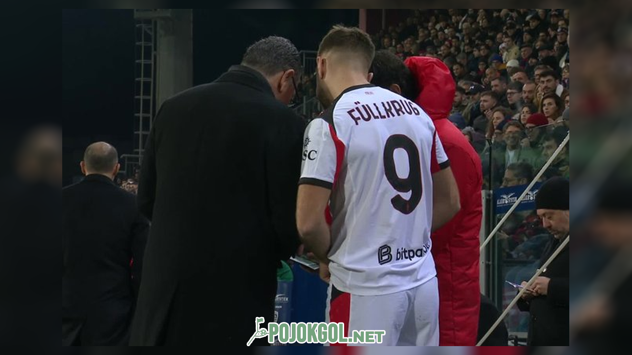 Niclas Fullkrug lagi dikasih arahan dulu sebelum turun ke lapangan buat gantiin pemain lain di laga Cagliari vs AC Milan.
