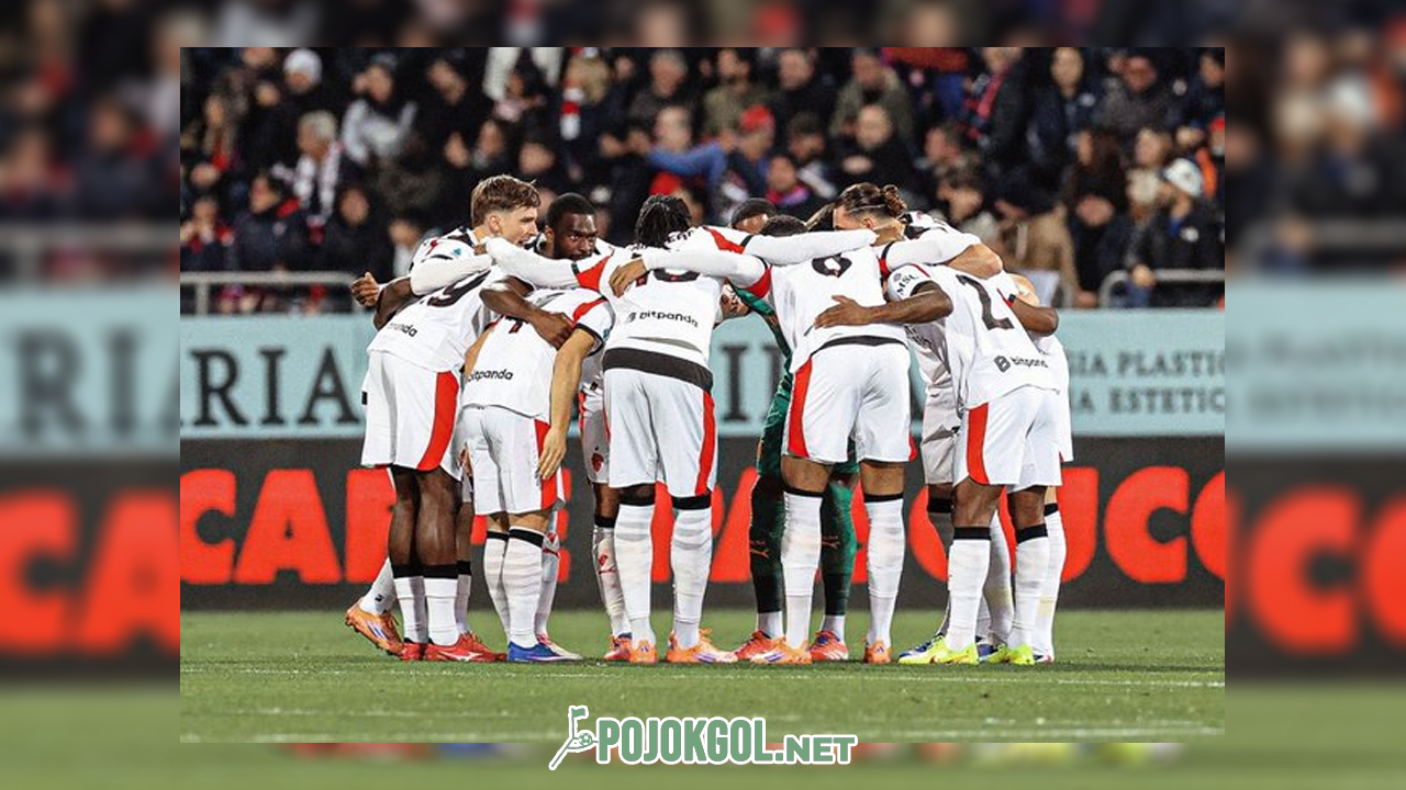 Para pemain AC Milan lagi kumpul bareng sebelum mulai tanding menghadapi Cagliari.