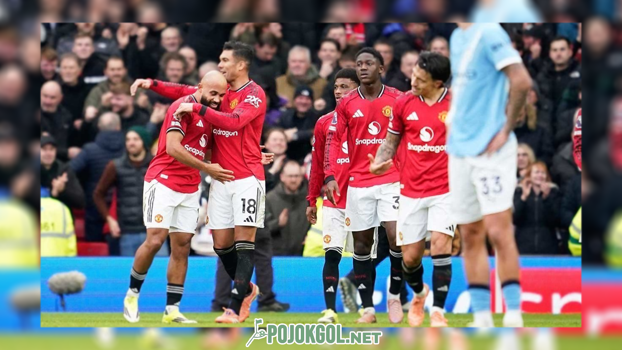 Para penggawa Manchester United ikut gembira merayakan gol yang dicetak Bryan Mbeumo ke gawang Man City di Old Trafford pada pekan ke-22 Premier League musim 2025-2026.