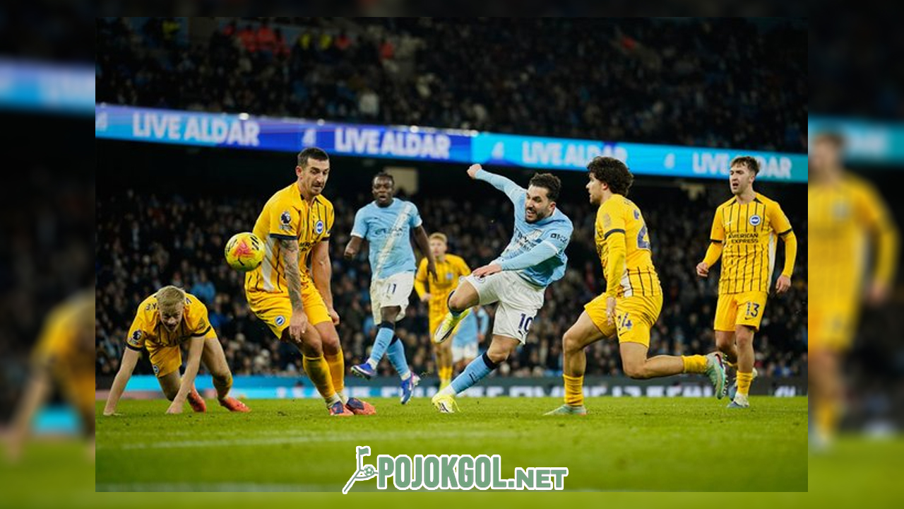 Pemain City, Rayan Cherki, mencoba melepaskan tendangan di hadapan Lewis Dunk saat laga sengit antara Man City vs Brighton, 7 Januari 2026.