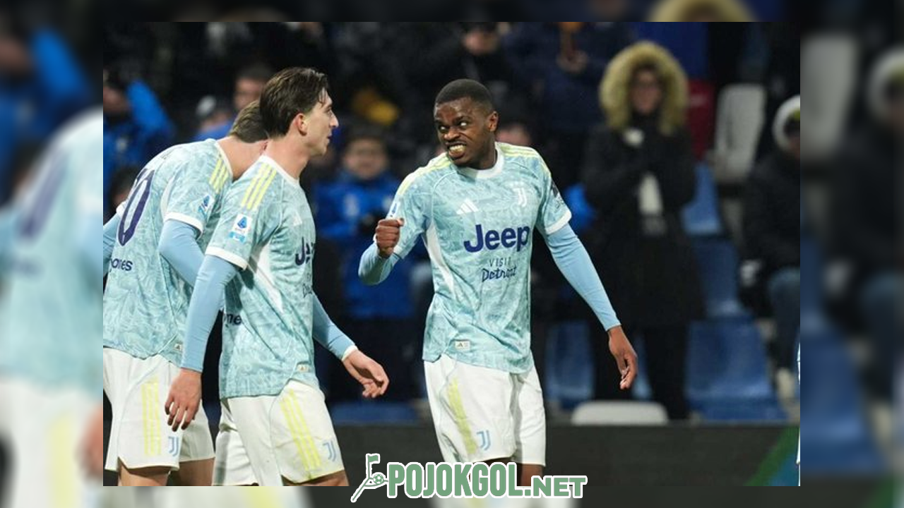 Pemain Juventus, Pierre Kalulu, merayakan keberhasilannya mencetak gol ke gawang Sassuolo pada Rabu (7-1-2026) dini hari WIB.