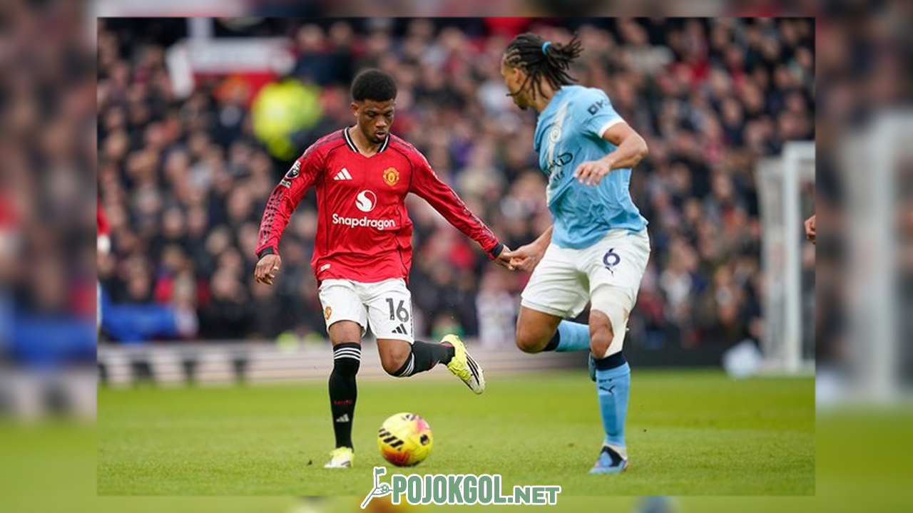 Pemain sayap MU, Amad Diallo, tampak berusaha keras melewati kawalan Nathan Ake di Old Trafford pada 17 Januari 2026.