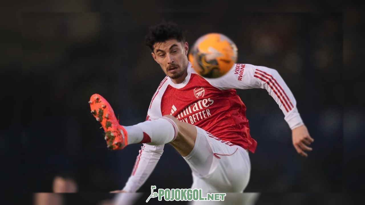 Punggawa Arsenal, Kai Havertz, mengontrol bola saat berlaga di putaran ketiga Piala FA melawan Portsmouth pada Minggu (11-1-2026)