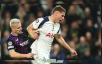 Tomas Holes dari Slavia Praha (kiri) tampak lagi duel rebutan bola bareng bek Tottenham, Micky van de Ven, di pertandingan Liga Champions yang digelar di London, Inggris, Selasa, 9 Desember 2025.