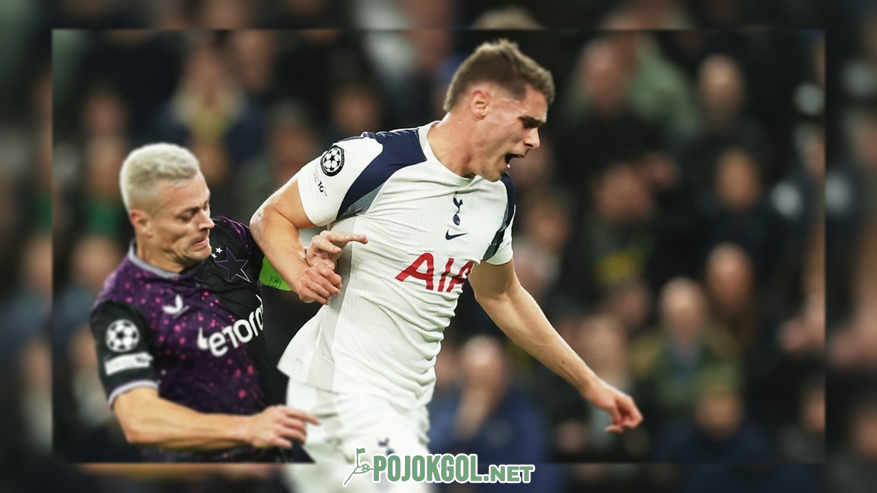 Tomas Holes dari Slavia Praha (kiri) tampak lagi duel rebutan bola bareng bek Tottenham, Micky van de Ven, di pertandingan Liga Champions yang digelar di London, Inggris, Selasa, 9 Desember 2025.